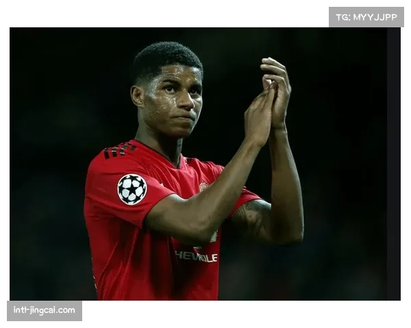 拉什福德模仿小罗经典庆祝动作再现球场激情 展现个人特色与技术魅力