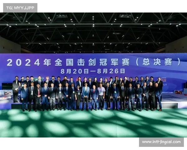 全国冠军赛现场氛围热烈，每一次成功试举都赢得观众掌声