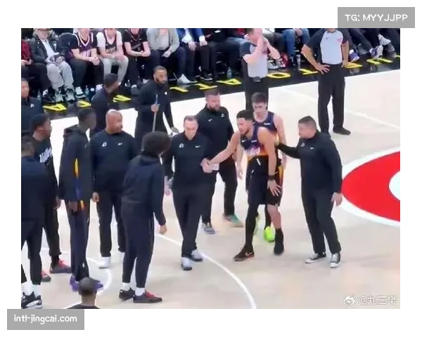 太阳vs独行侠：布克脚踝伤情待评估，杰伦·格林康复心路披露