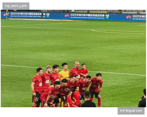 【2026年4月中超联赛·赛中·特写特写瞬间：成都蓉城外援前锋在数次突破无果后，沮丧地拍打草皮